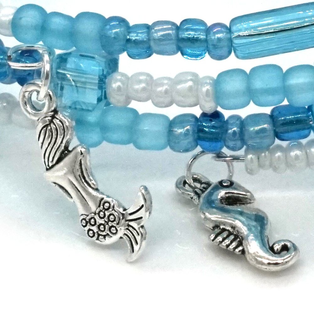 Bracelet Aqua Blue White Seed Beads Mermaid Seahorse Charms Memory Wire OS - Picture 2 of 2
